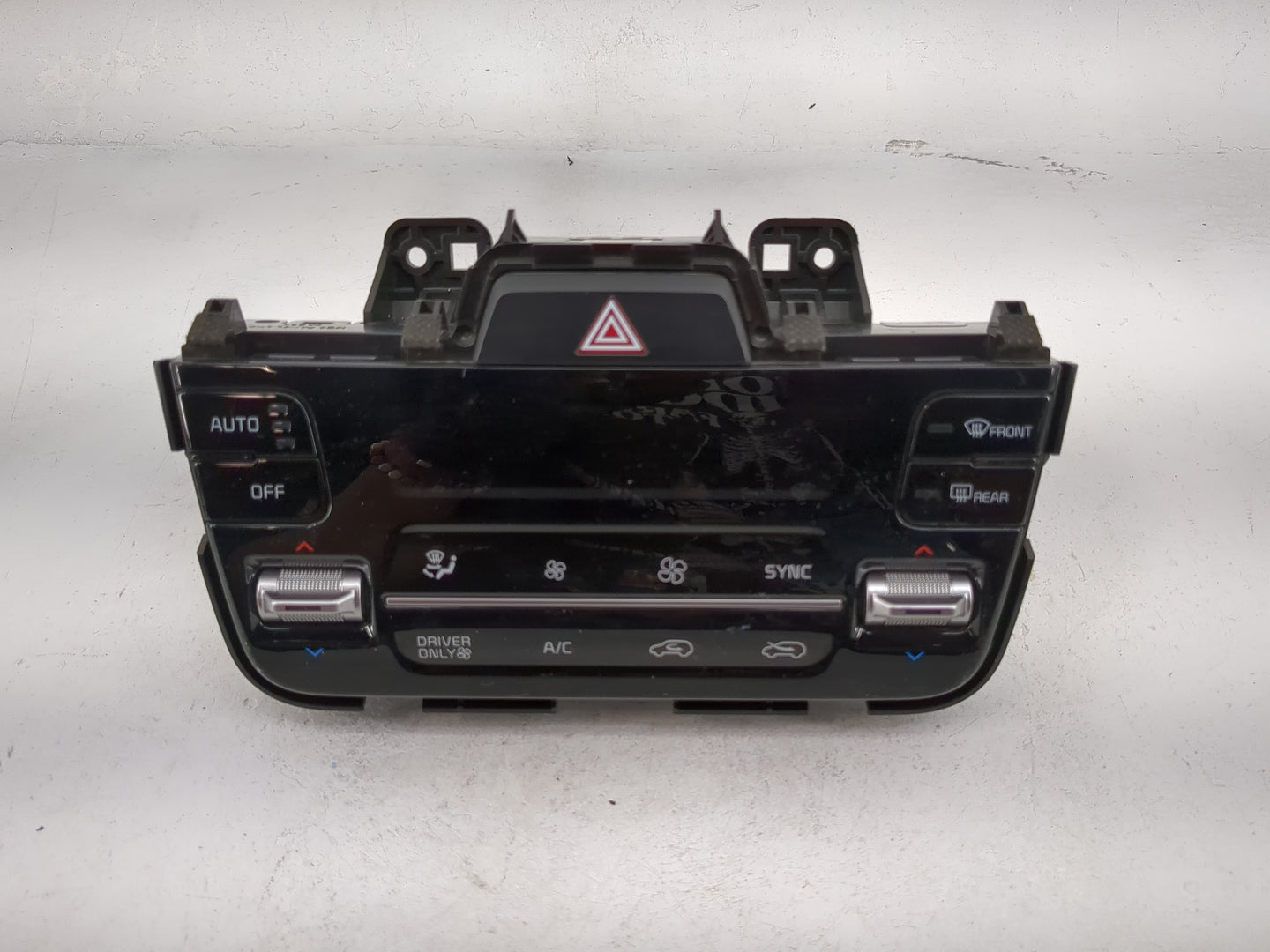 2021 Kia Sorento Climate Control Module Temperature AC/Heater Replacement P/N:97250-P4220 Fits OEM Used Auto Parts - Oemused
