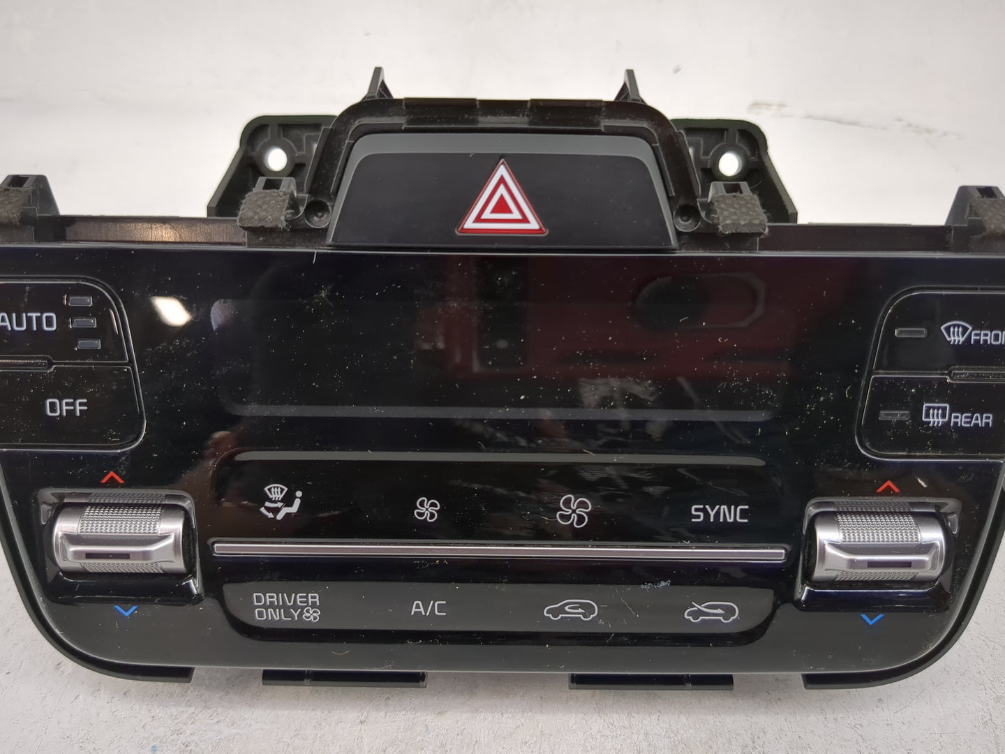 2021 Kia Sorento Climate Control Module Temperature AC/Heater Replacement P/N:97250-P4220 Fits OEM Used Auto Parts - Oemused