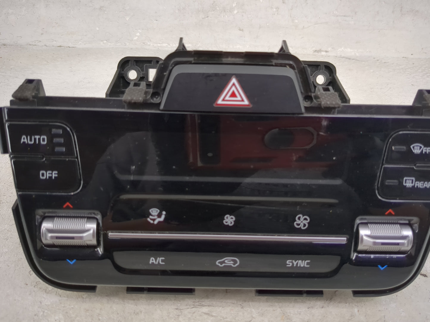 2021 Kia Sorento Climate Control Module Temperature AC/Heater Replacement P/N:97250-P2XXX Fits OEM Used Auto Parts - Oemused