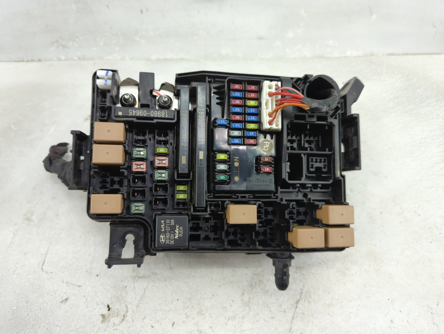 2022 Kia Soul Fusebox Fuse Box Panel Relay Module P/N:18980-09645 18980-09631, 18980-09612, 91956-M7520, 39160-37110 Fits OE