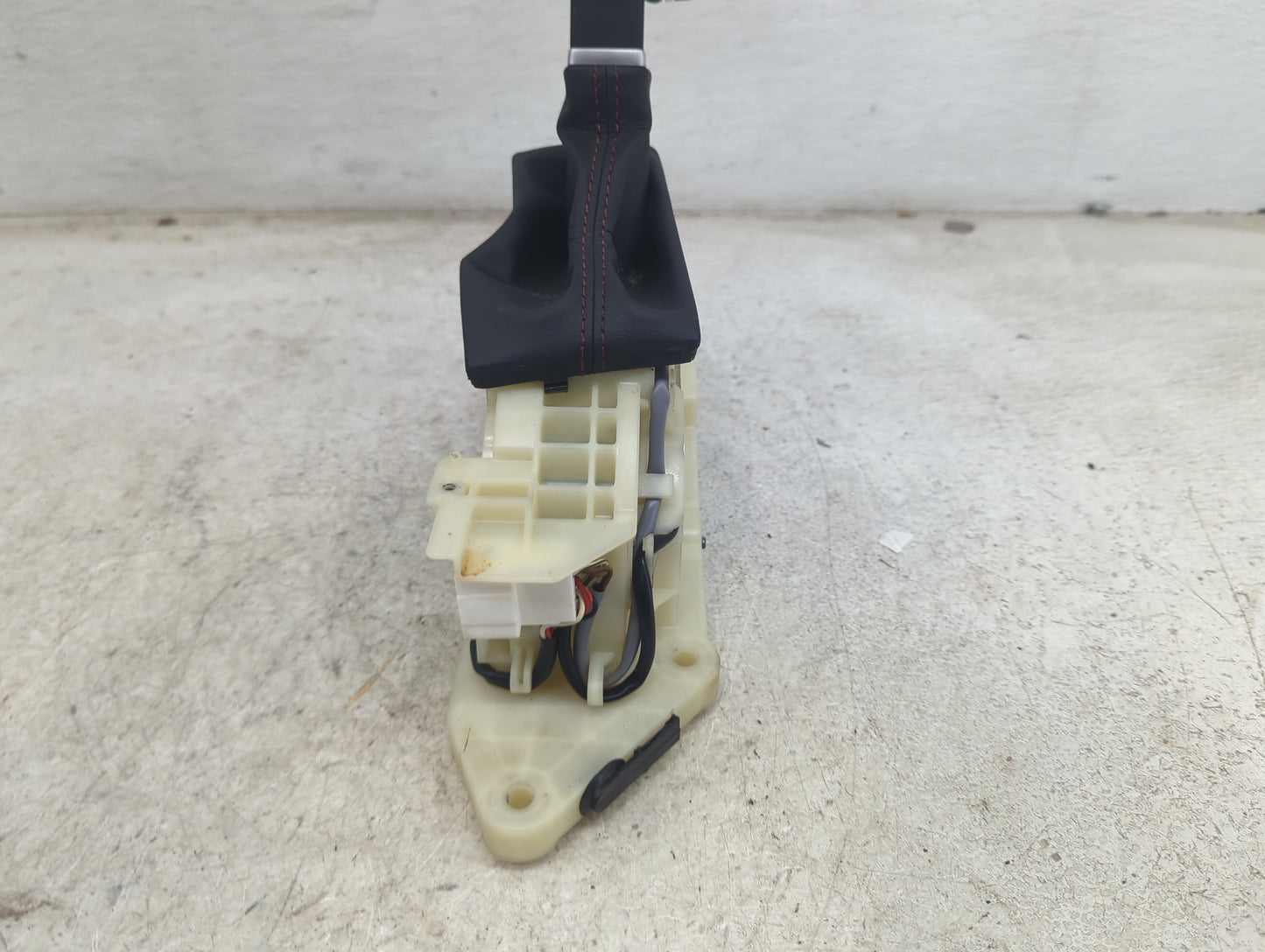 2022 Kia Stinger Floor Console Assembly Shifter - Oemusedautoparts1.com