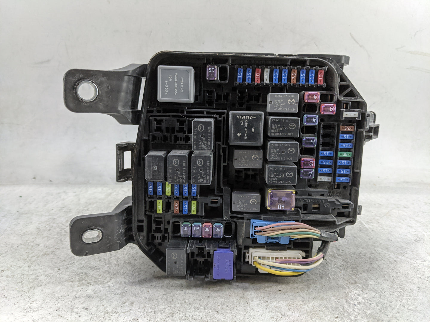 2022 Mazda Mazda3 Fusebox Fuse Box Panel Relay Module P/N:BCKA-67-T30 BCKA 6878Y, 5676 YA1 Fits Fits 2020 2021 OEM Used Auto
