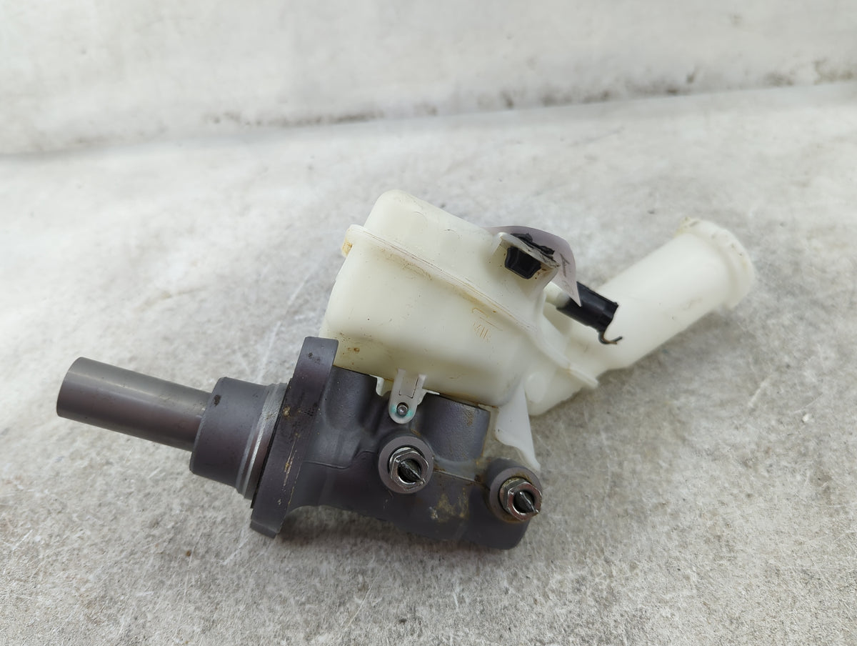 2018-2018 Mitsubishi Eclipse Cross Brake Master Cylinder 1512024 - Oemusedautoparts1.com