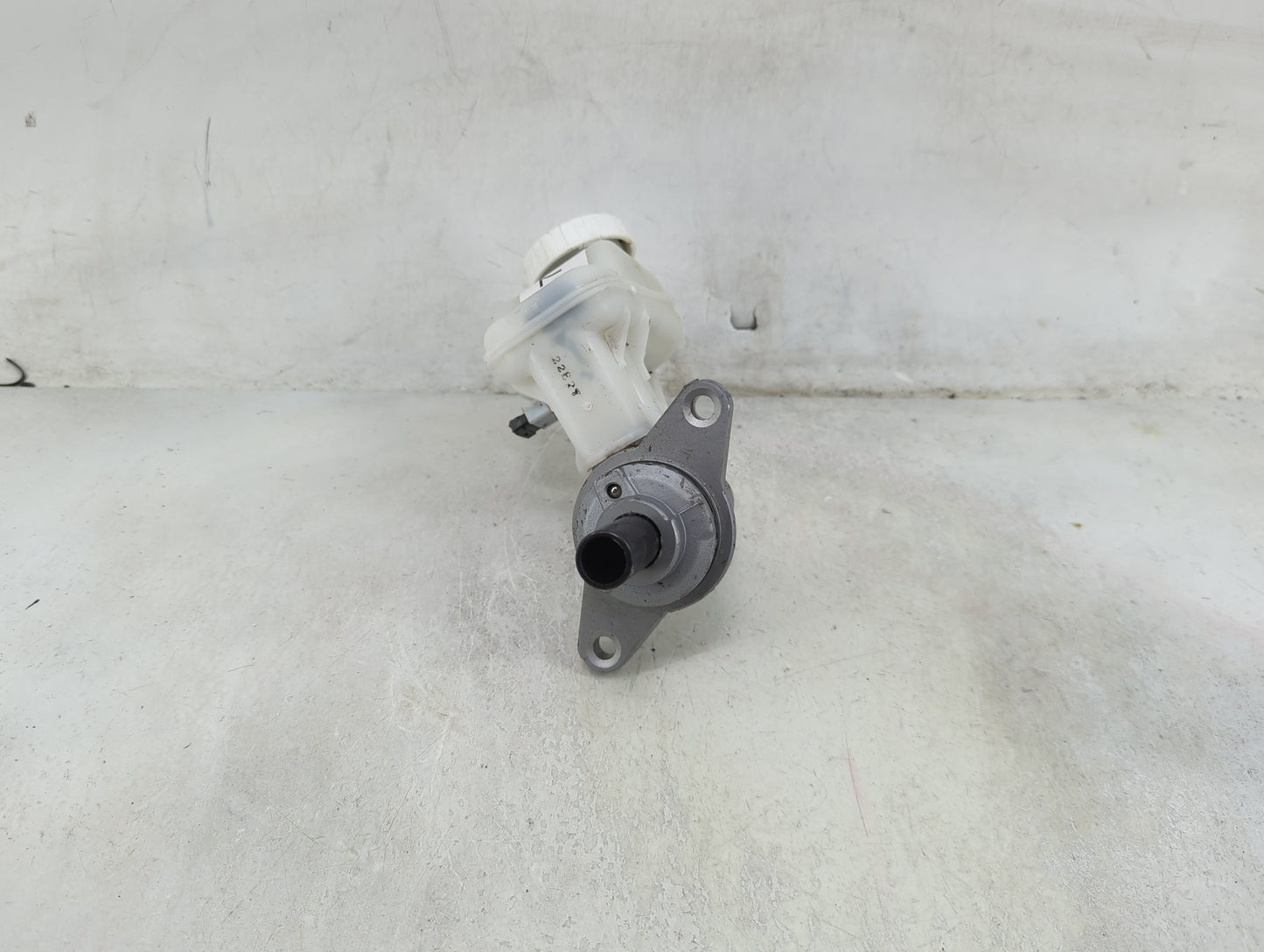 2014-2014 Mitsubishi Mirage Brake Master Cylinder 1490070 - Oemusedautoparts1.com