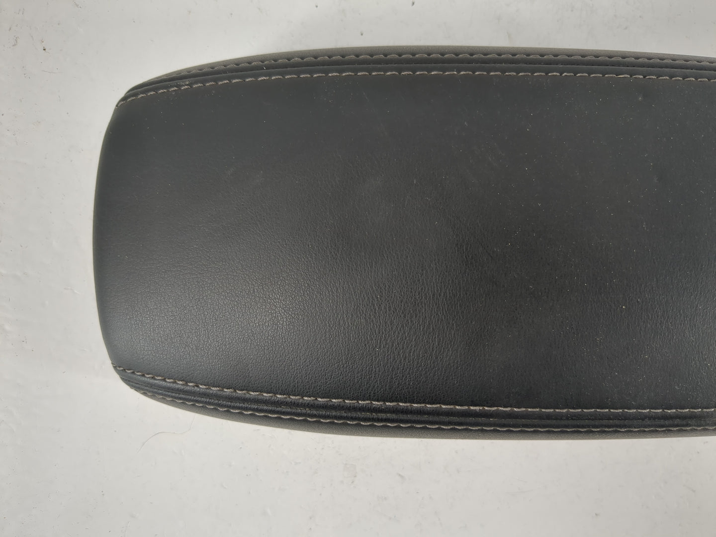 2022 Nissan Kicks Center Console Armrest Cover Lid P/N:210922A Fits OEM Used Auto Parts - Oemusedautoparts1.com