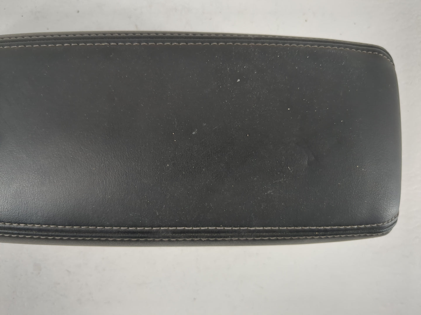 2022 Nissan Kicks Center Console Armrest Cover Lid P/N:210922A Fits OEM Used Auto Parts - Oemusedautoparts1.com