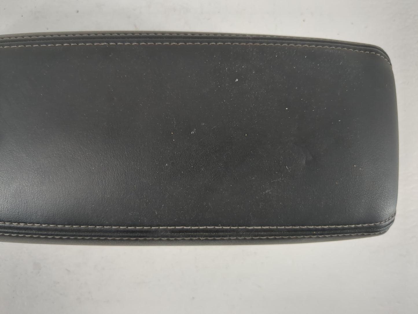 2022 Nissan Kicks Center Console Armrest Cover Lid P/N:210922A Fits OEM Used Auto Parts - Oemusedautoparts1.com