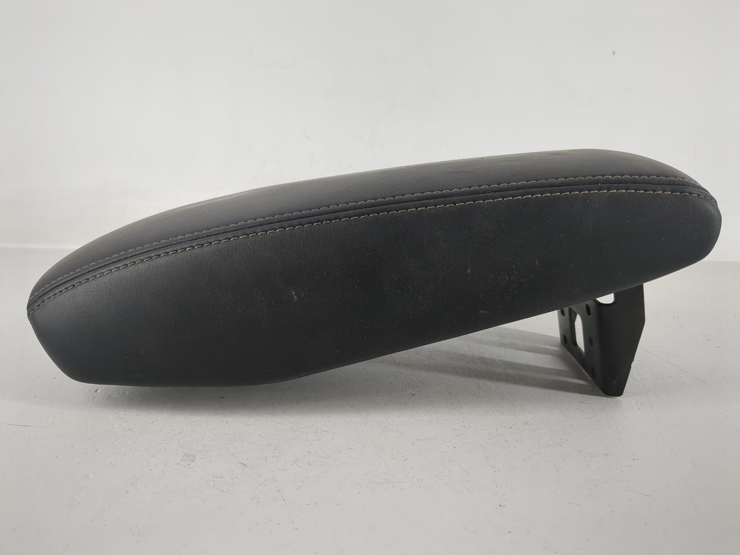 2022 Nissan Kicks Center Console Armrest Cover Lid P/N:210922A Fits OEM Used Auto Parts - Oemusedautoparts1.com