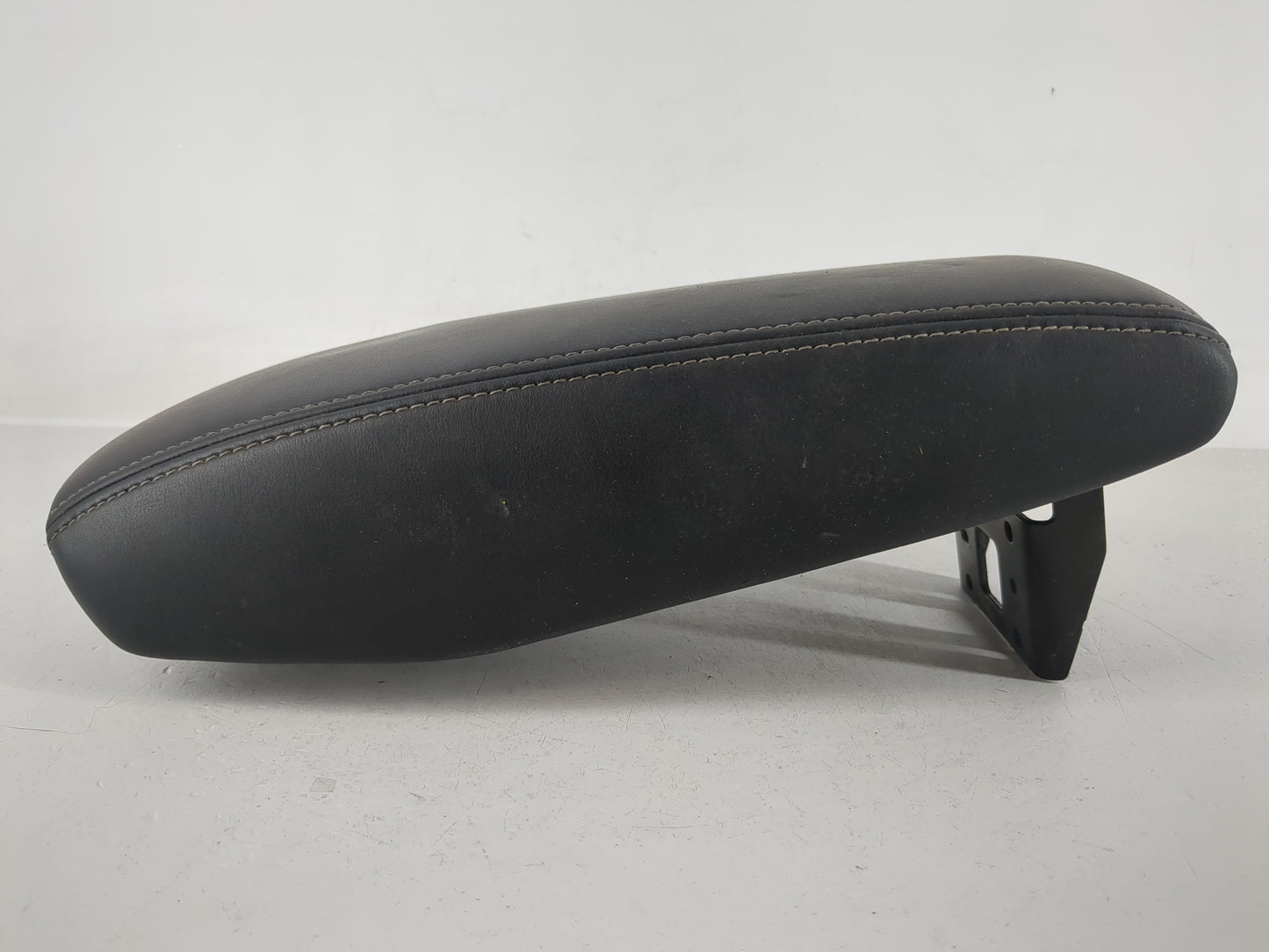 2022 Nissan Kicks Center Console Armrest Cover Lid P/N:210922A Fits OEM Used Auto Parts - Oemusedautoparts1.com