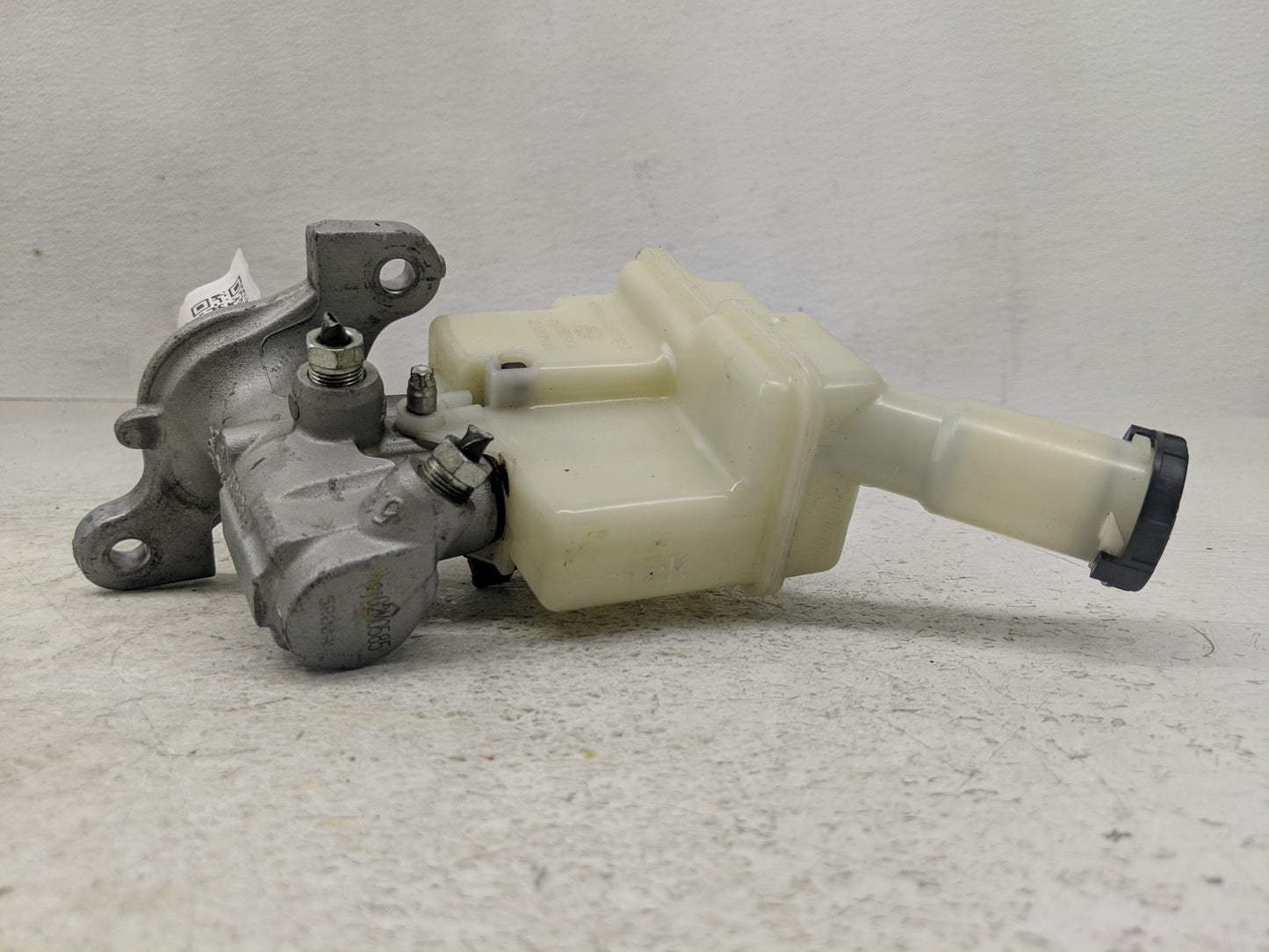 2021-2021 Nissan Kicks Brake Master Cylinder - Oemusedautoparts1.com