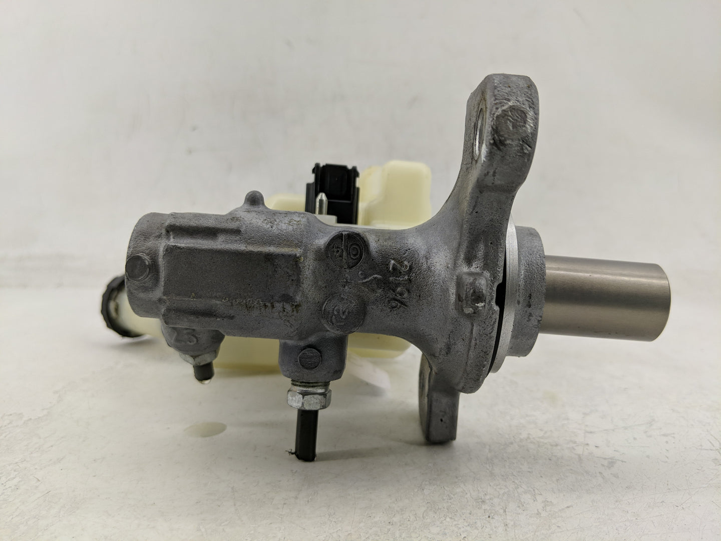 2021-2021 Nissan Kicks Brake Master Cylinder - Oemusedautoparts1.com