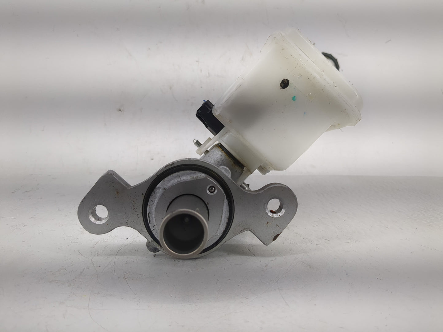 2020-2022 Nissan Versa Brake Master Cylinder 1220684 - Oemusedautoparts1.com