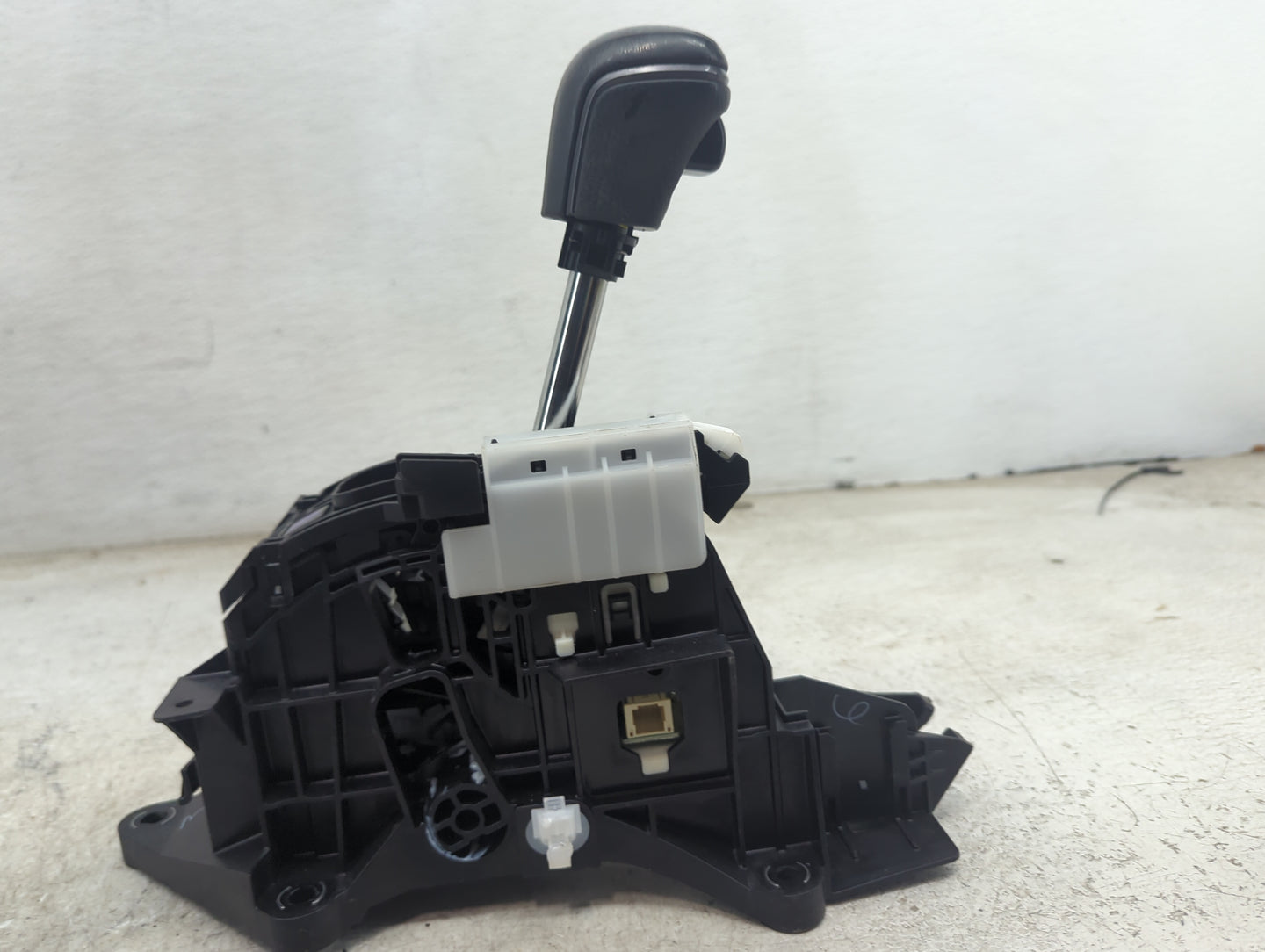 2022 Toyota Camry Floor Console Assembly Shifter - Oemusedautoparts1.com