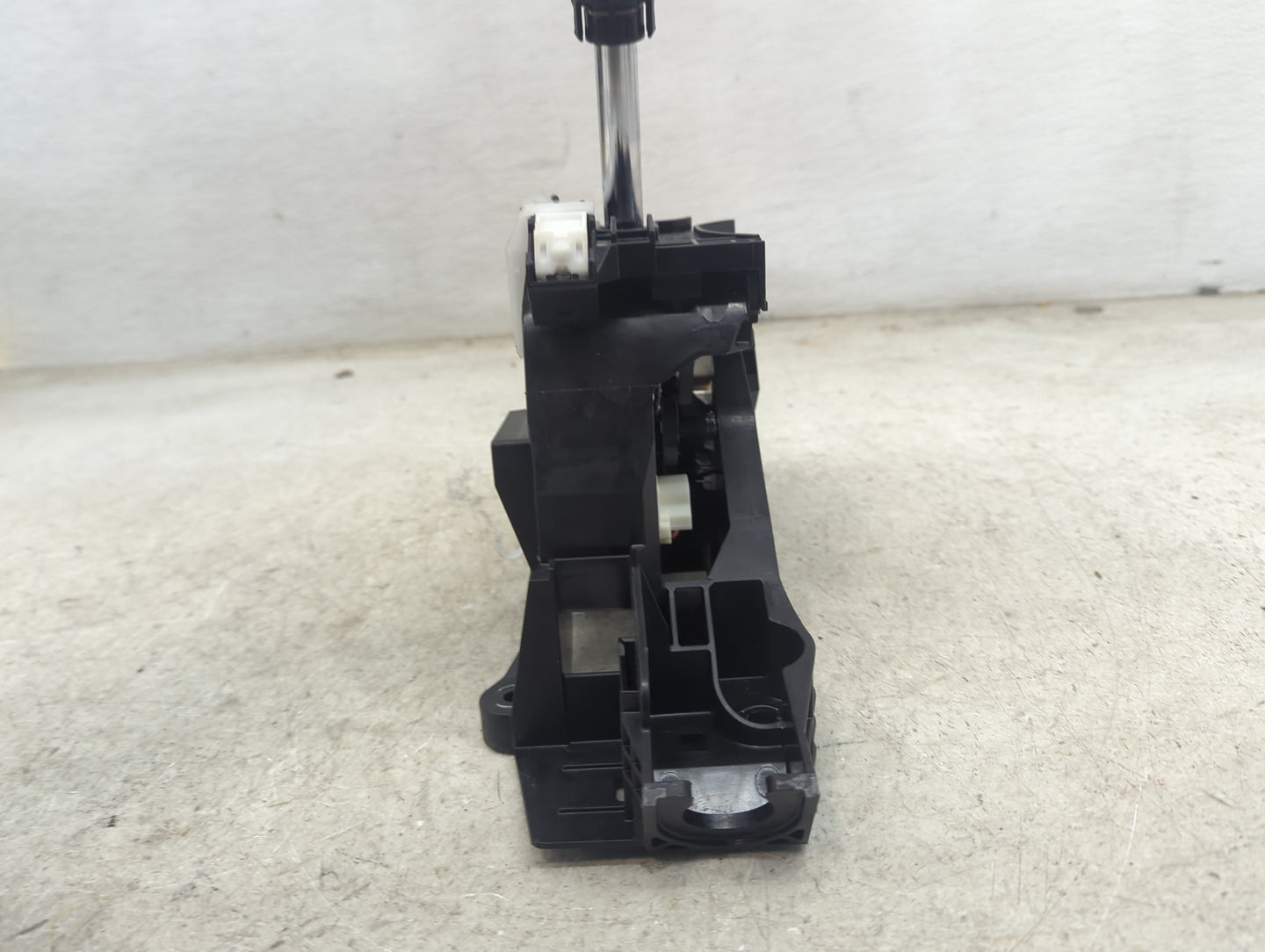 2022 Toyota Camry Floor Console Assembly Shifter - Oemusedautoparts1.com