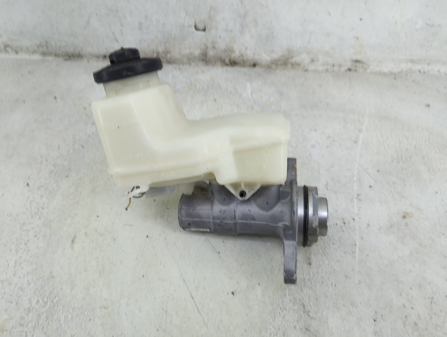 2018-2022 Toyota Camry Brake Master Cylinder 1492272 - Oemusedautoparts1.com