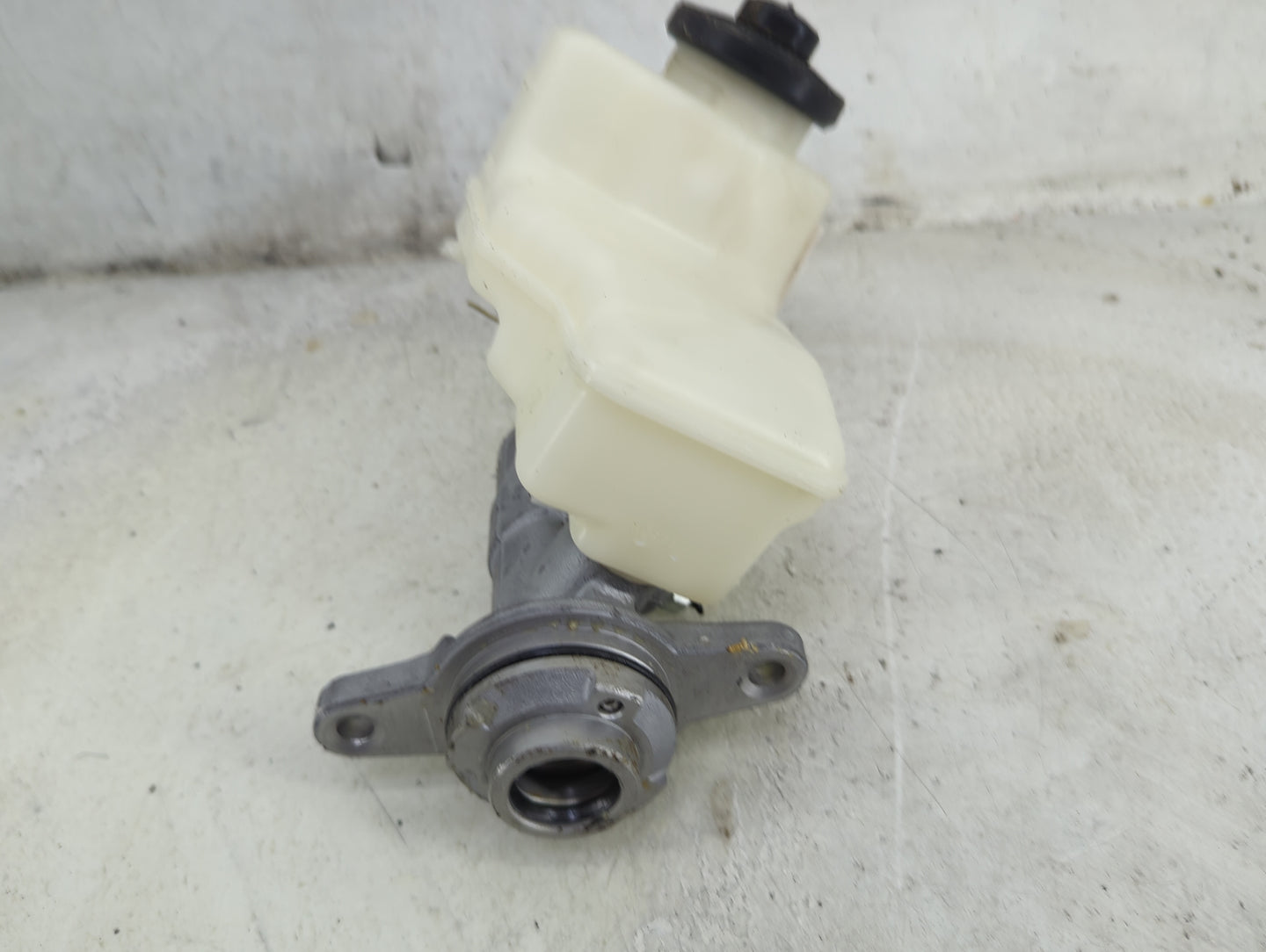 2018-2022 Toyota Camry Brake Master Cylinder 1492272 - Oemusedautoparts1.com