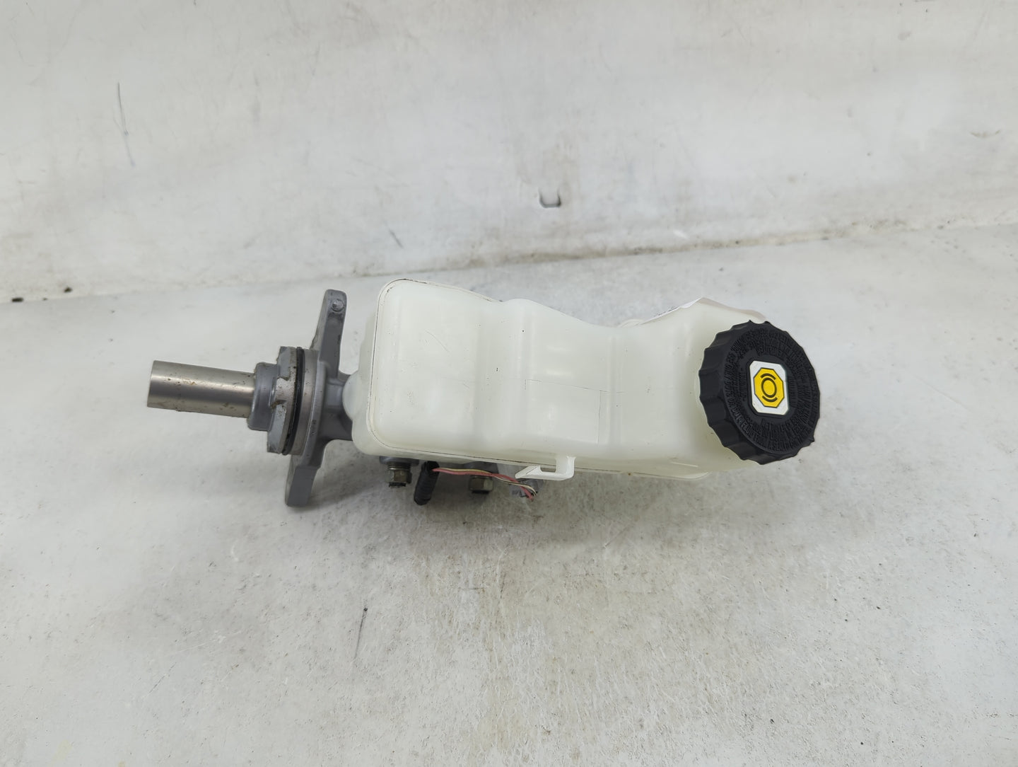 2019-2022 Toyota Corolla Brake Master Cylinder 1489133 - Oemusedautoparts1.com