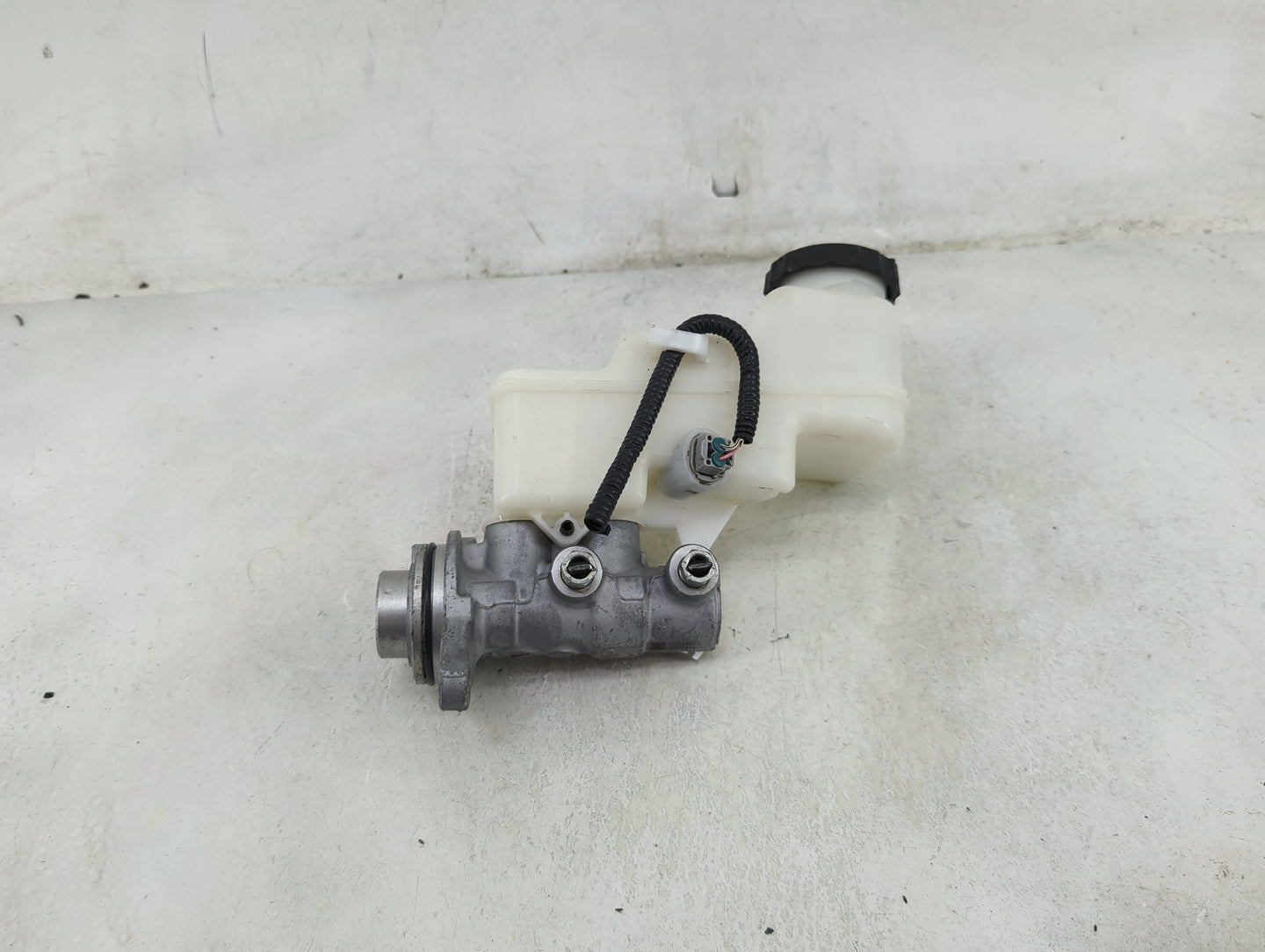 2019-2022 Toyota Corolla Brake Master Cylinder 1490350 - Oemusedautoparts1.com