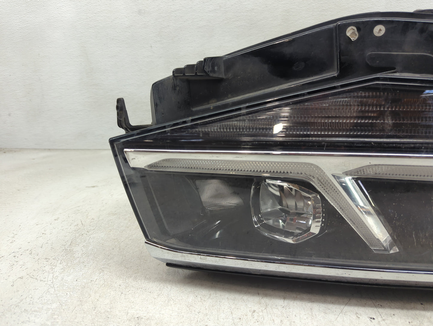 2021-2022 Volkswagen Atlas Passenger Right Oem Head Light Headlight Lamp - Oemusedautoparts1.com