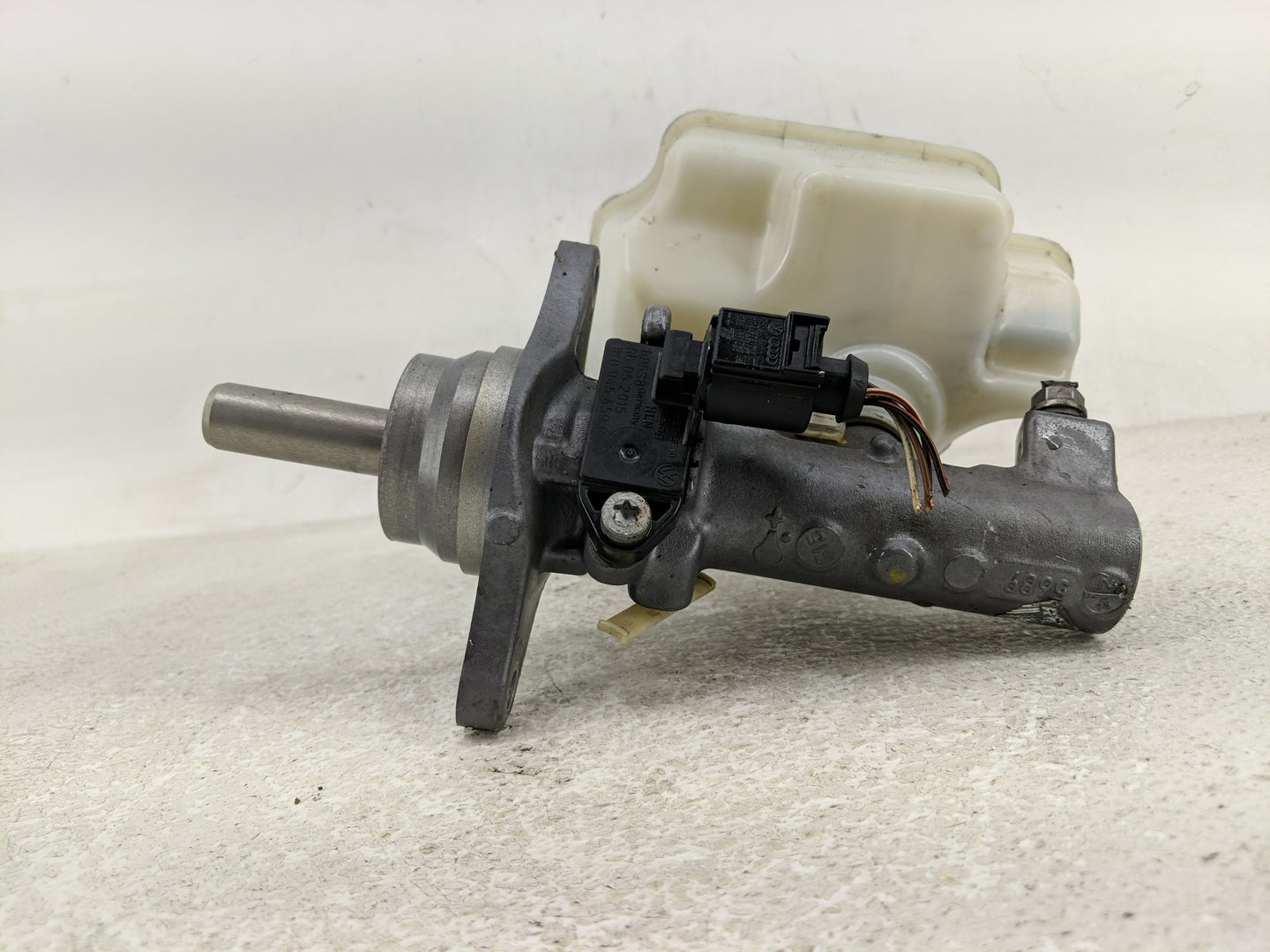 2016-2020 Volkswagen Passat Brake Master Cylinder - Oemusedautoparts1.com