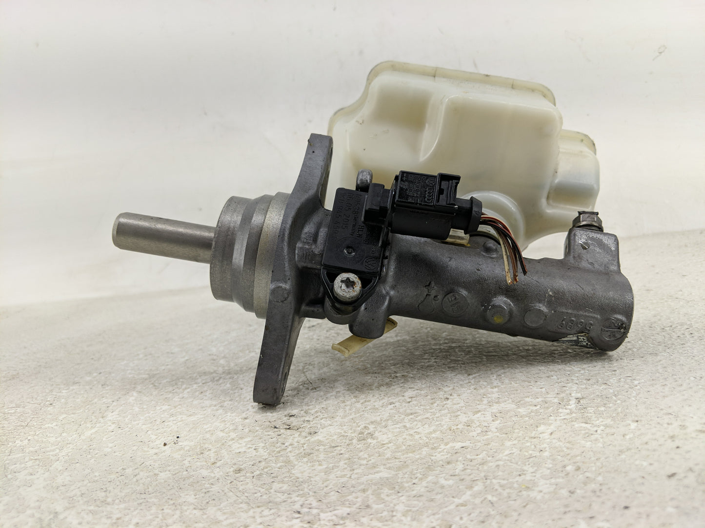 2016-2020 Volkswagen Passat Brake Master Cylinder - Oemusedautoparts1.com