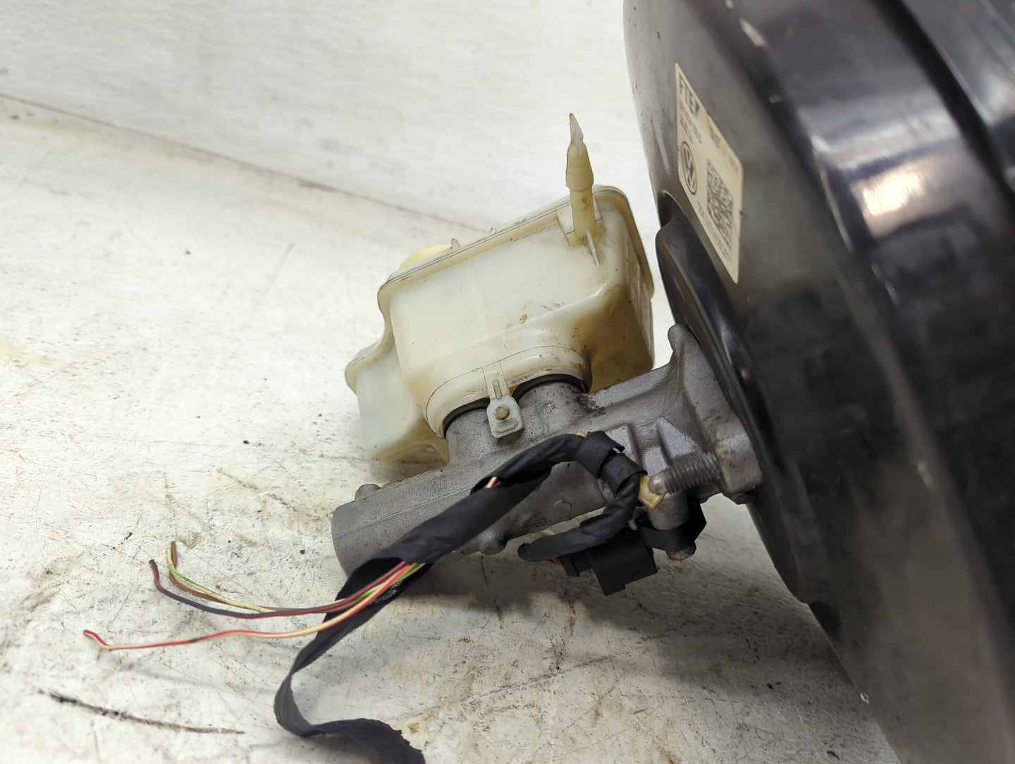 2020-2020 Volkswagen Passat Power Brake Booster Oem 1427987 - Oemusedautoparts1.com