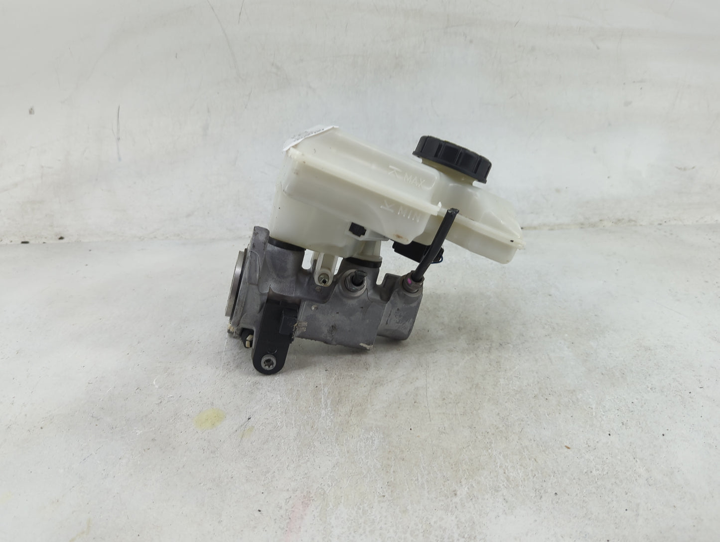 2018-2022 Volkswagen Tiguan Brake Master Cylinder 1489100 - Oemusedautoparts1.com