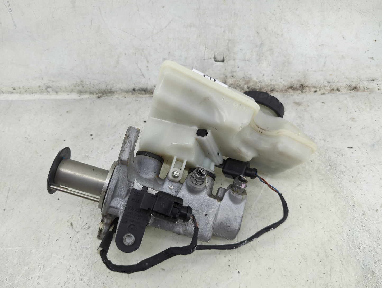 2018-2022 Volkswagen Tiguan Brake Master Cylinder 1492183 - Oemusedautoparts1.com