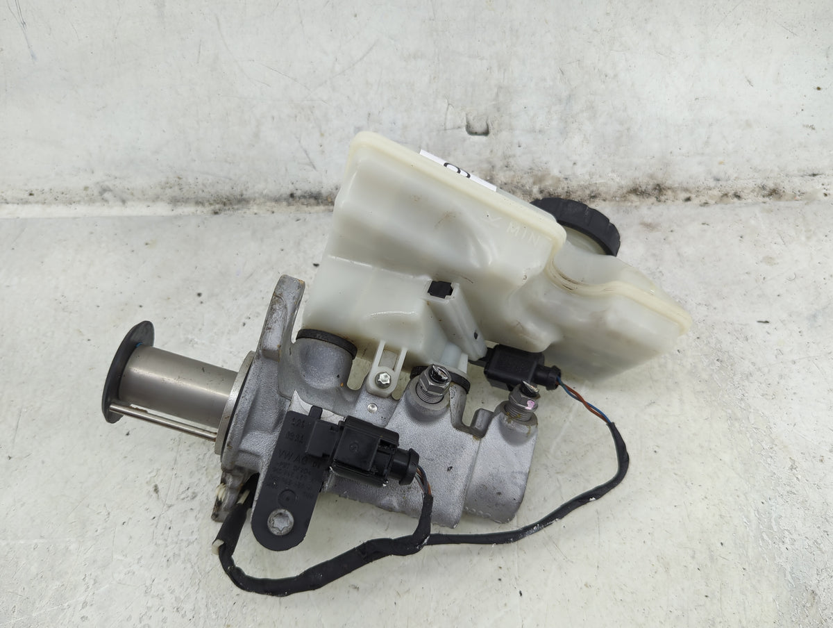 2018-2022 Volkswagen Tiguan Brake Master Cylinder 1492183 - Oemusedautoparts1.com