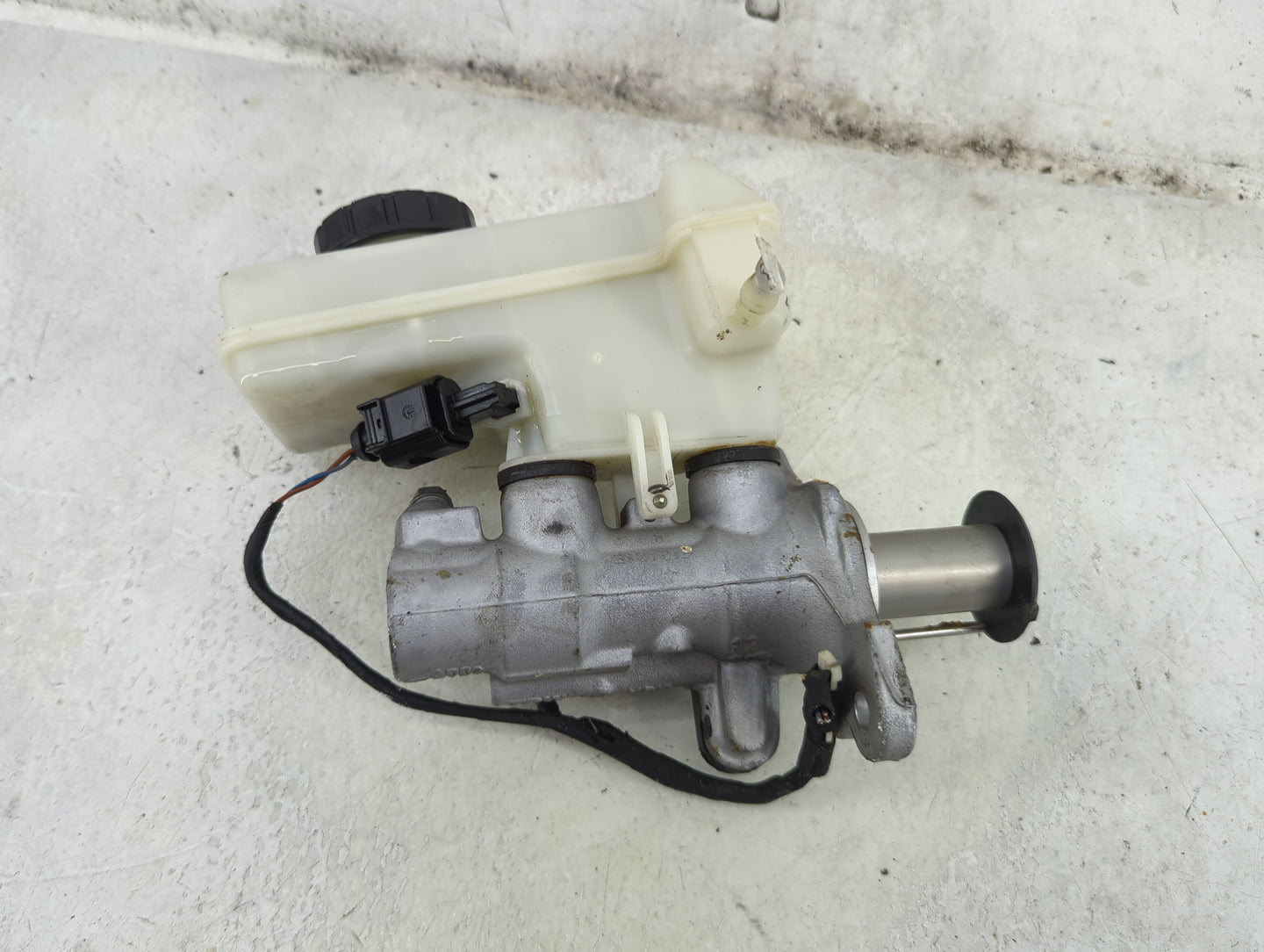 2018-2022 Volkswagen Tiguan Brake Master Cylinder 1492183 - Oemusedautoparts1.com
