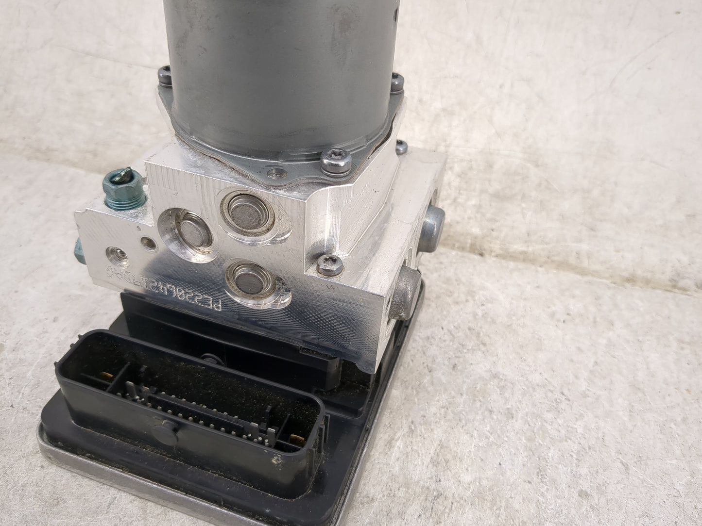 2023 Bmw X3 ABS Pump Control Module Replacement P/N:5A5F9F4 01 Fits OEM Used Auto Parts - Oemusedautoparts1.com