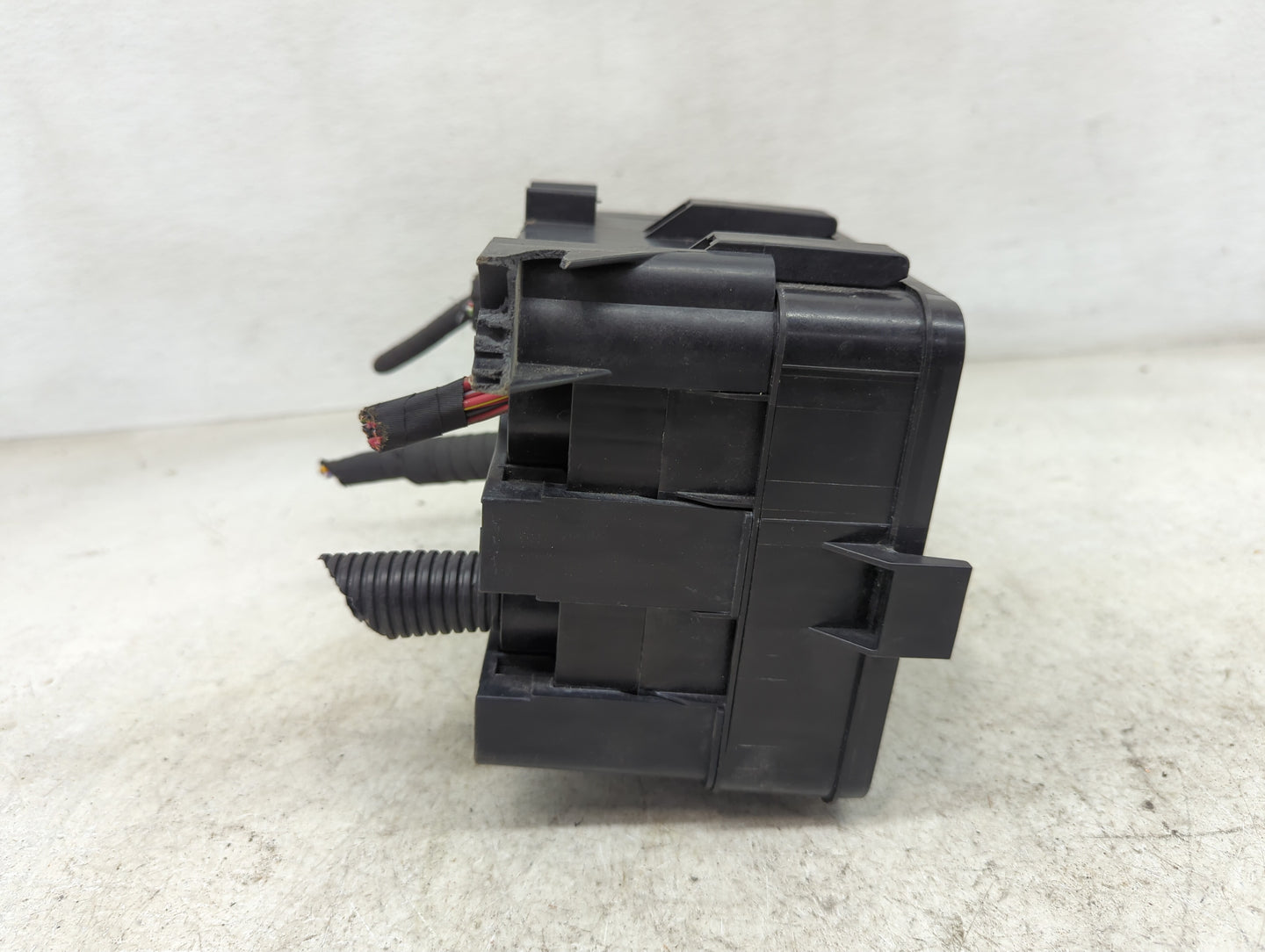 2023 Chevrolet Colorado Fusebox Fuse Box Panel Relay Module P/N:85620630 23318012, 812914718 Fits OEM Used Auto Parts - Oemu