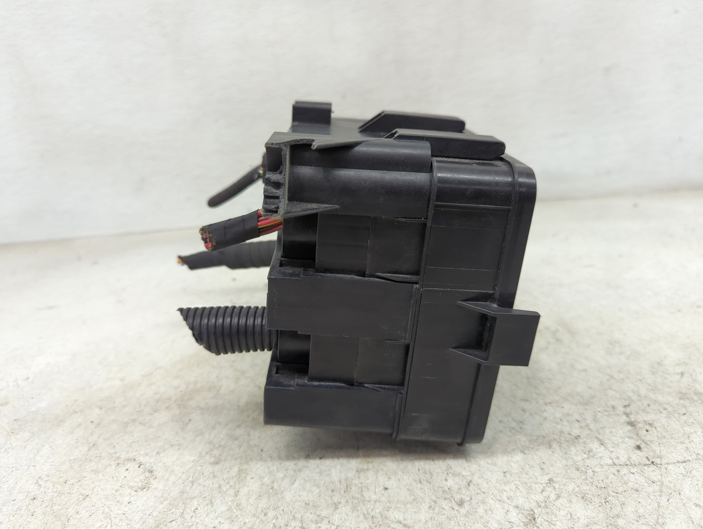 2023 Chevrolet Colorado Fusebox Fuse Box Panel Relay Module P/N:85620630 23318012, 812914718 Fits OEM Used Auto Parts - Oemu