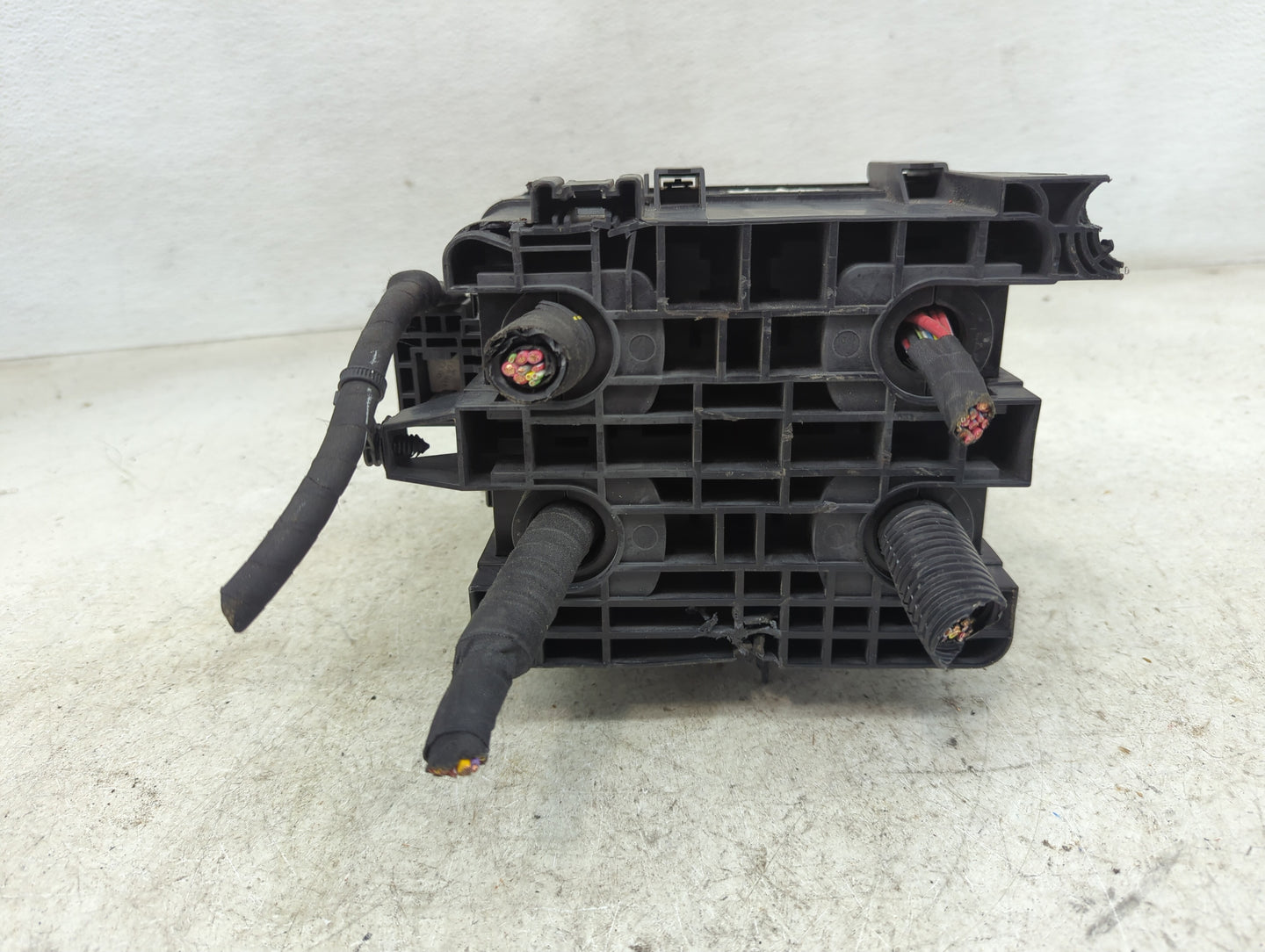 2023 Chevrolet Colorado Fusebox Fuse Box Panel Relay Module P/N:85620630 23318012, 812914718 Fits OEM Used Auto Parts - Oemu