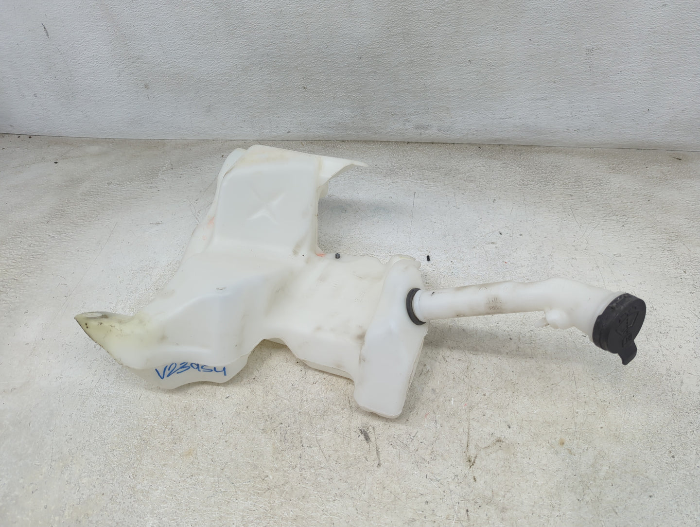 2017-2021 Chevrolet Malibu Windshield Washer Fluid Reservoir Bottle Oem 1465710 - Oemusedautoparts1.com