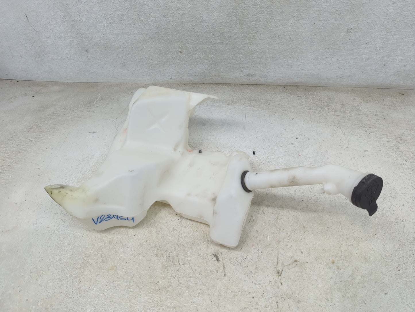 2017-2021 Chevrolet Malibu Windshield Washer Fluid Reservoir Bottle Oem 1465710 - Oemusedautoparts1.com