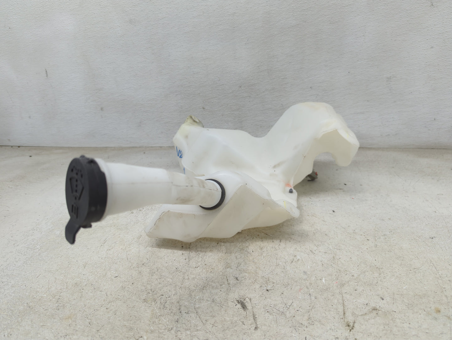 2017-2021 Chevrolet Malibu Windshield Washer Fluid Reservoir Bottle Oem 1465710 - Oemusedautoparts1.com