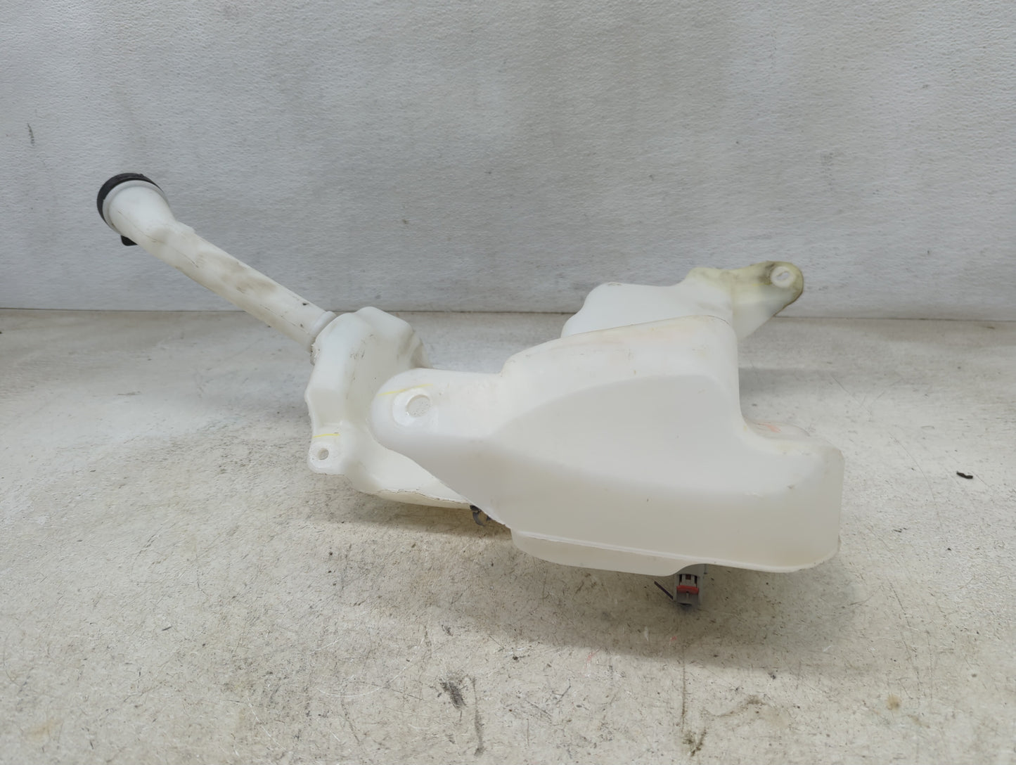 2017-2021 Chevrolet Malibu Windshield Washer Fluid Reservoir Bottle Oem 1465710 - Oemusedautoparts1.com
