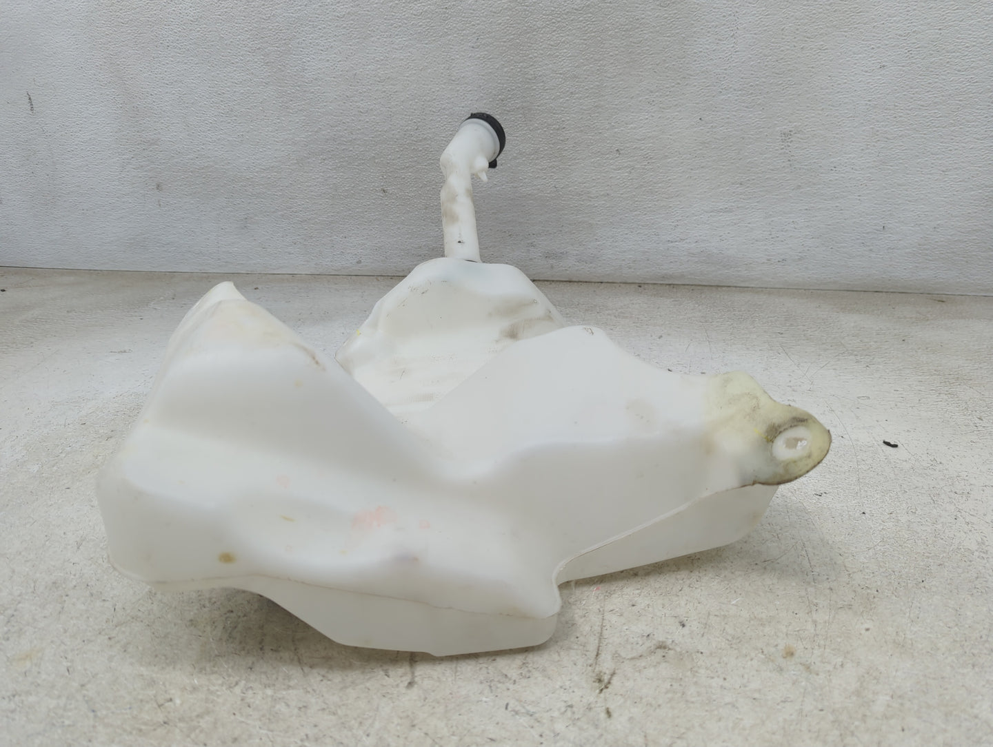 2017-2021 Chevrolet Malibu Windshield Washer Fluid Reservoir Bottle Oem 1465710 - Oemusedautoparts1.com