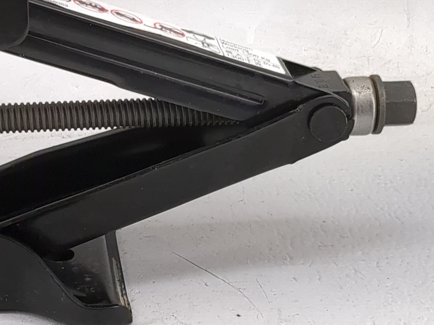 2023 Chevrolet Malibu Spare Scissor Car Jack Black - Oemusedautoparts1.com