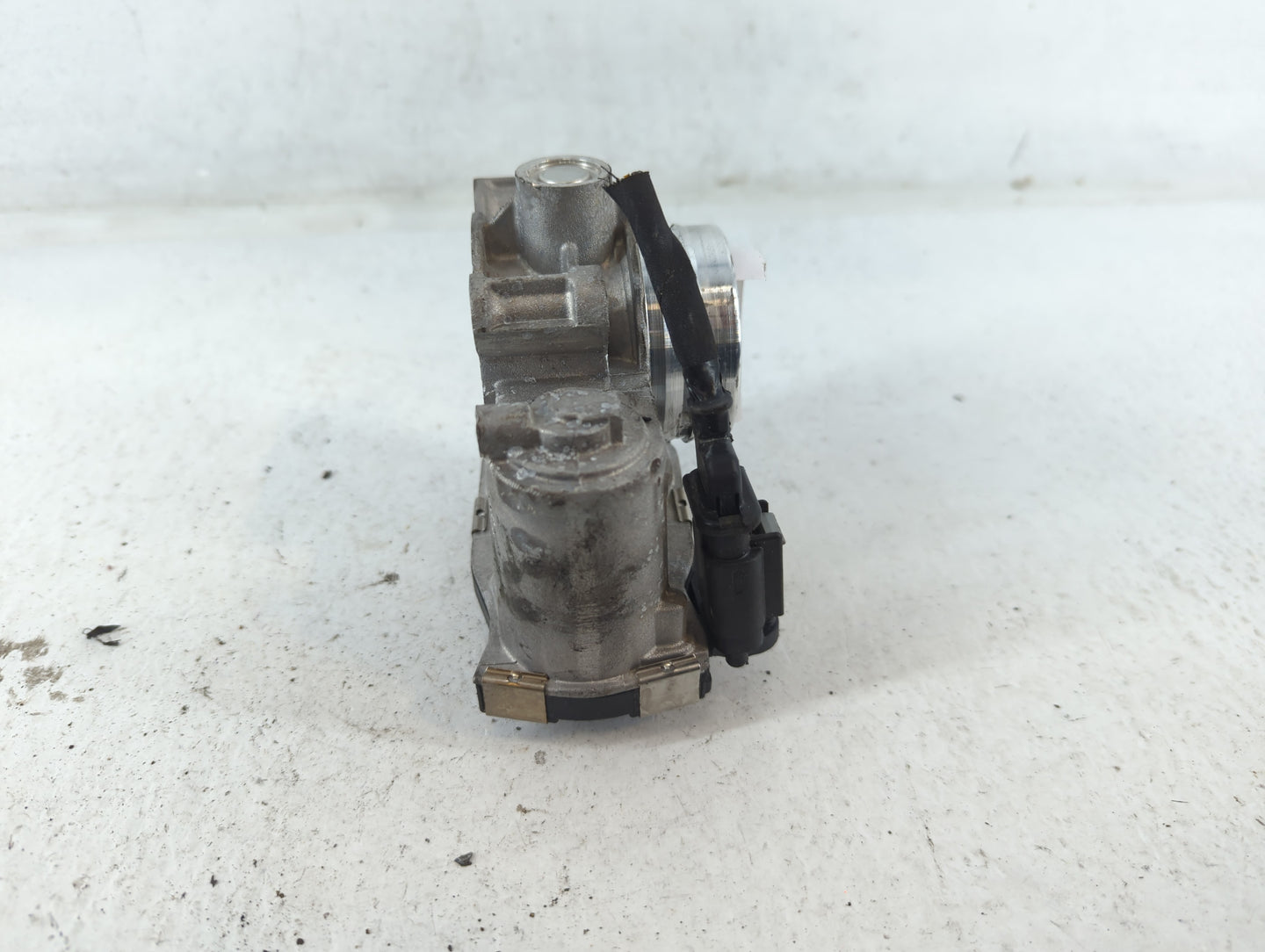 2016-2021 Chevrolet Malibu Throttle Body P/N:12671379AA Fits Fits 2016 2017 2018 2019 2020 2021 2022 OEM Used Auto Parts - O