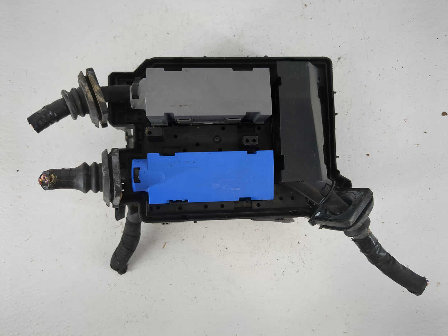 2023 Chevrolet Trailblazer Fusebox Fuse Box Panel Relay Module P/N:42823943 Fits OEM Used Auto Parts - Oemusedautoparts1.com
