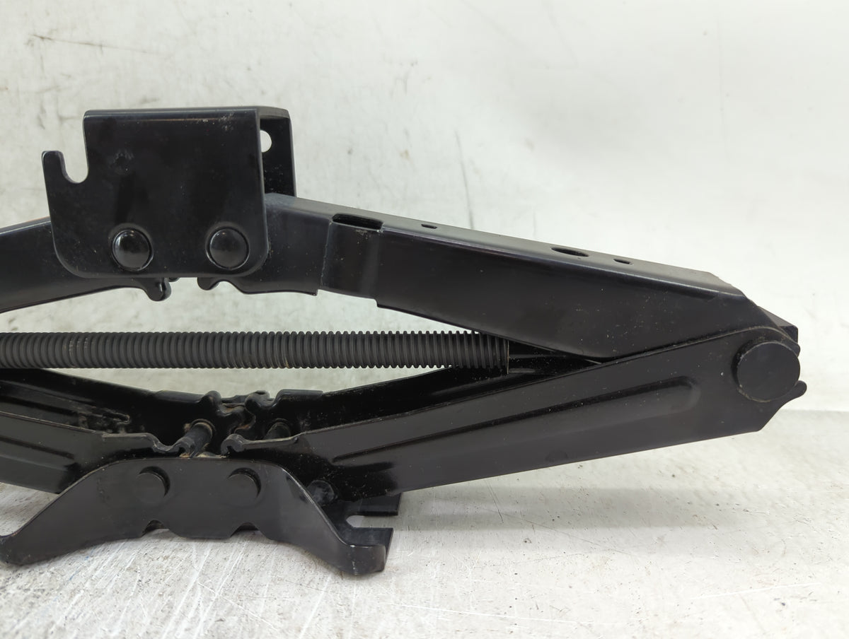 2023 Chevrolet Trailblazer Spare Scissor Car Jack 1429230 - Oemusedautoparts1.com
