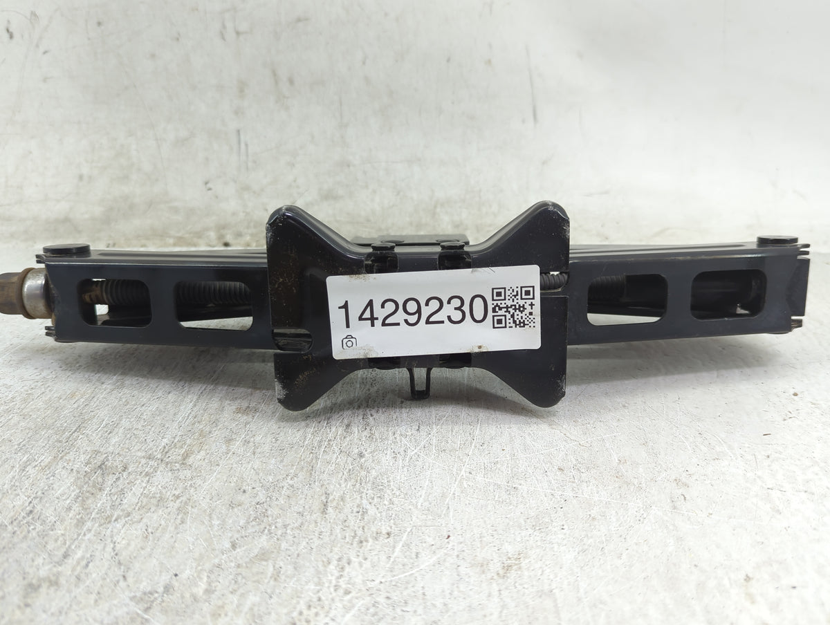 2023 Chevrolet Trailblazer Spare Scissor Car Jack 1429230 - Oemusedautoparts1.com