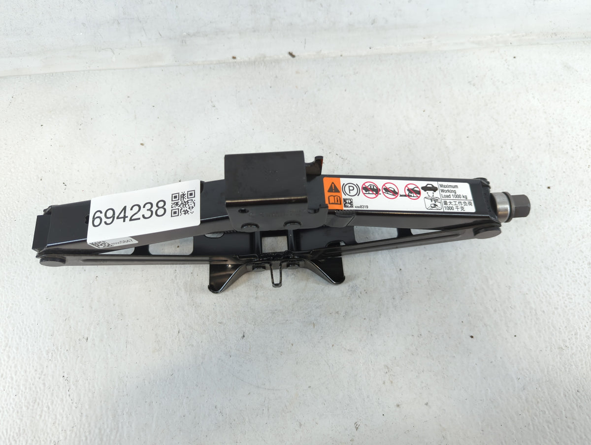 2023 Chevrolet Trailblazer Spare Scissor Car Jack Black - Oemusedautoparts1.com