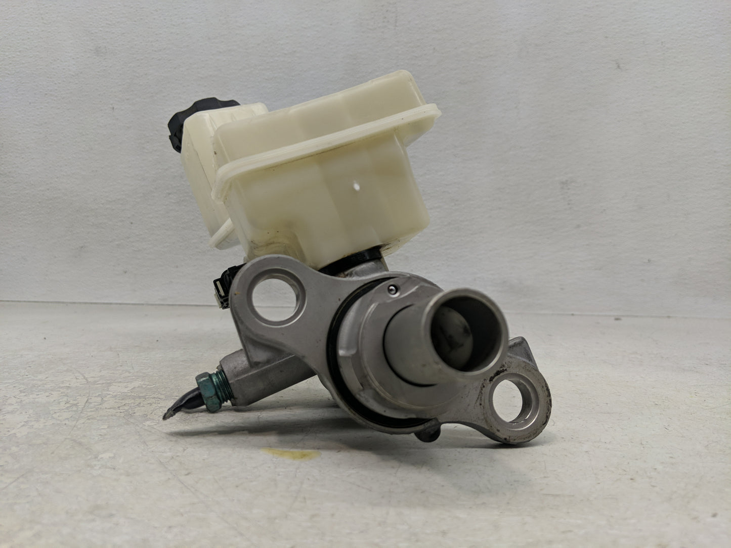 2018-2022 Chevrolet Traverse Brake Master Cylinder 1312057 - Oemusedautoparts1.com