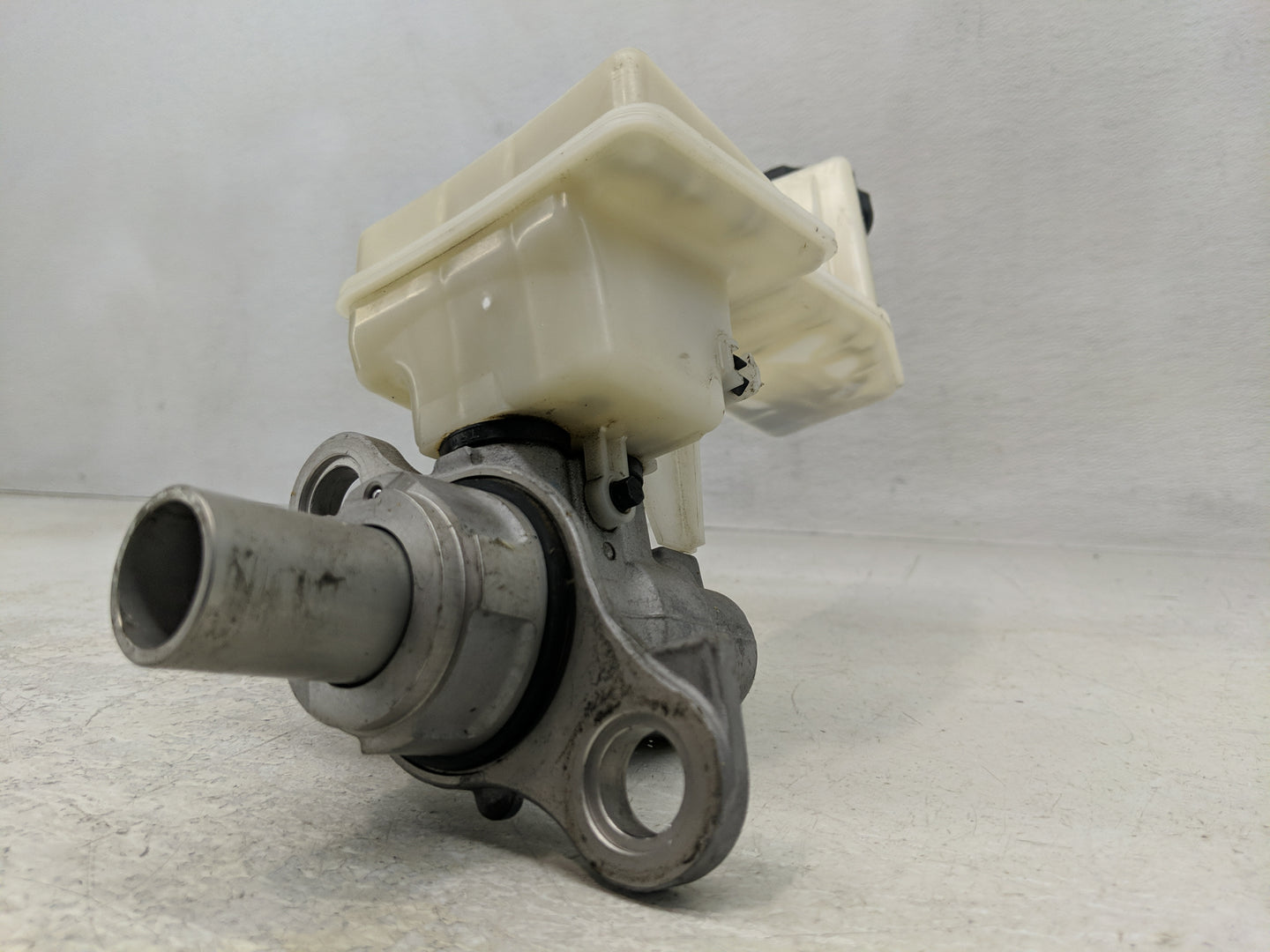 2018-2022 Chevrolet Traverse Brake Master Cylinder 1312057 - Oemusedautoparts1.com