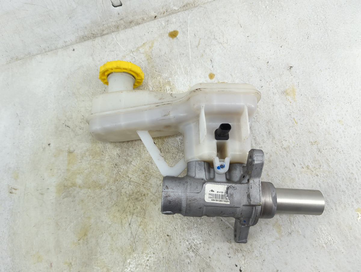 2017-2022 Chrysler Pacifica Brake Master Cylinder 1496684 - Oemusedautoparts1.com