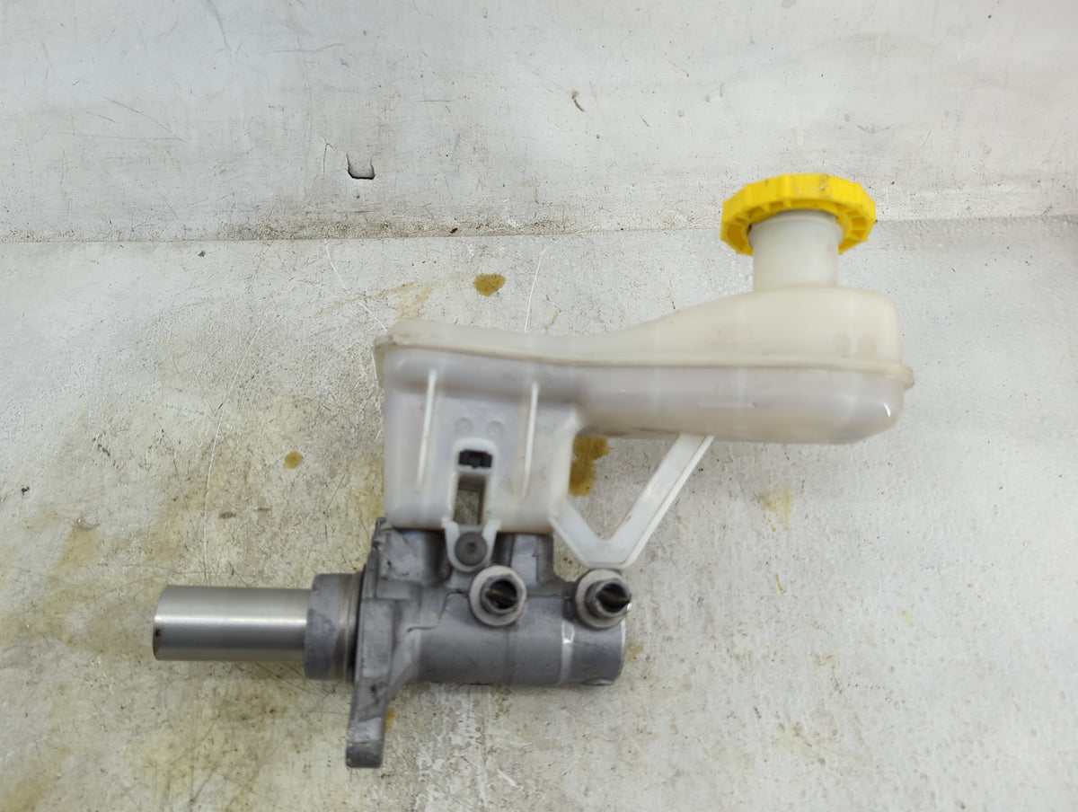 2017-2022 Chrysler Pacifica Brake Master Cylinder 1496684 - Oemusedautoparts1.com