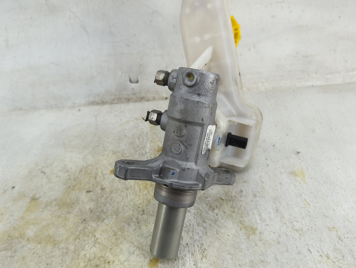 2017-2022 Chrysler Pacifica Brake Master Cylinder 1496684 - Oemusedautoparts1.com